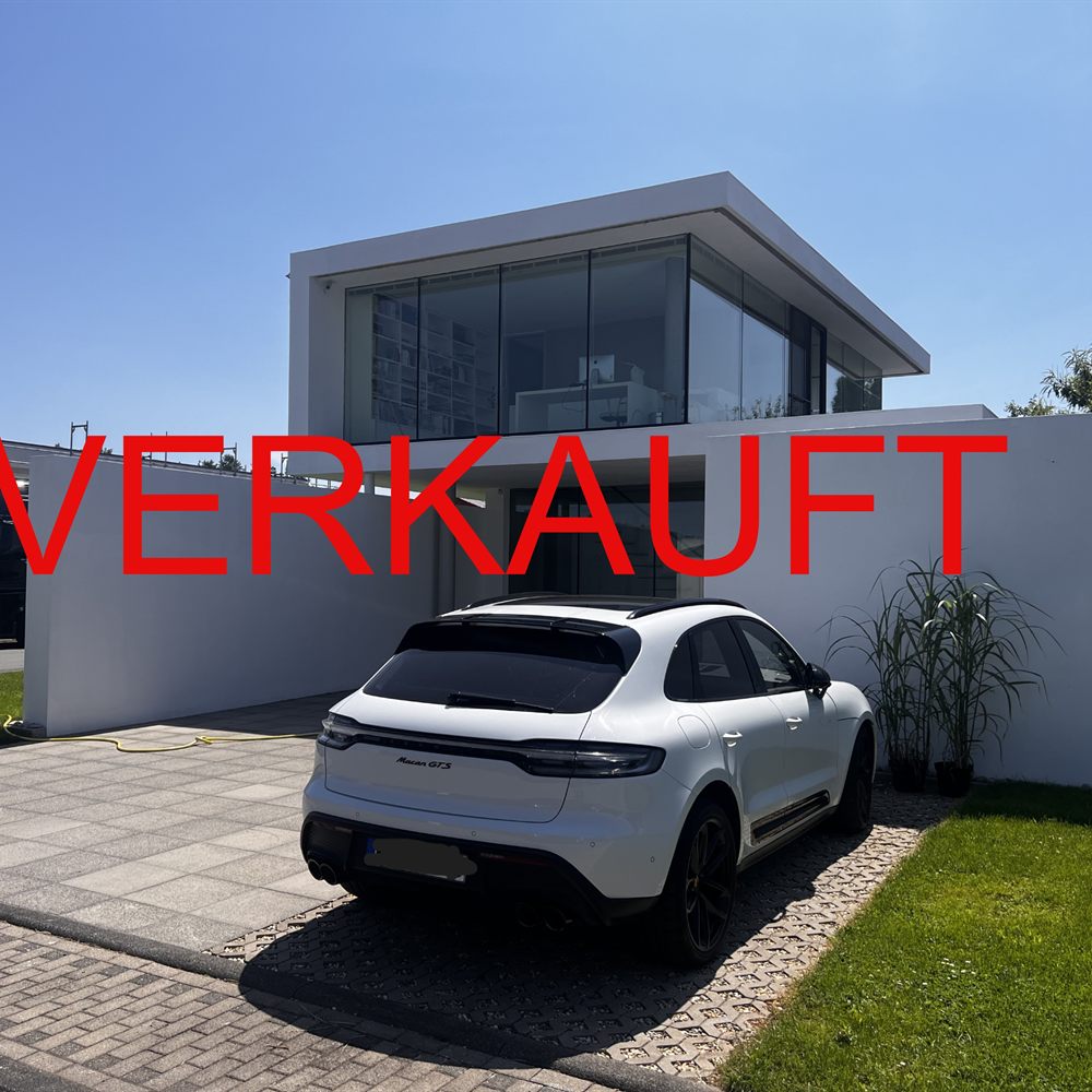 Referenzobjekt in 47551 Bedburg-Hau: moderner Neubau mit Flachdach, Glasfront und Carport