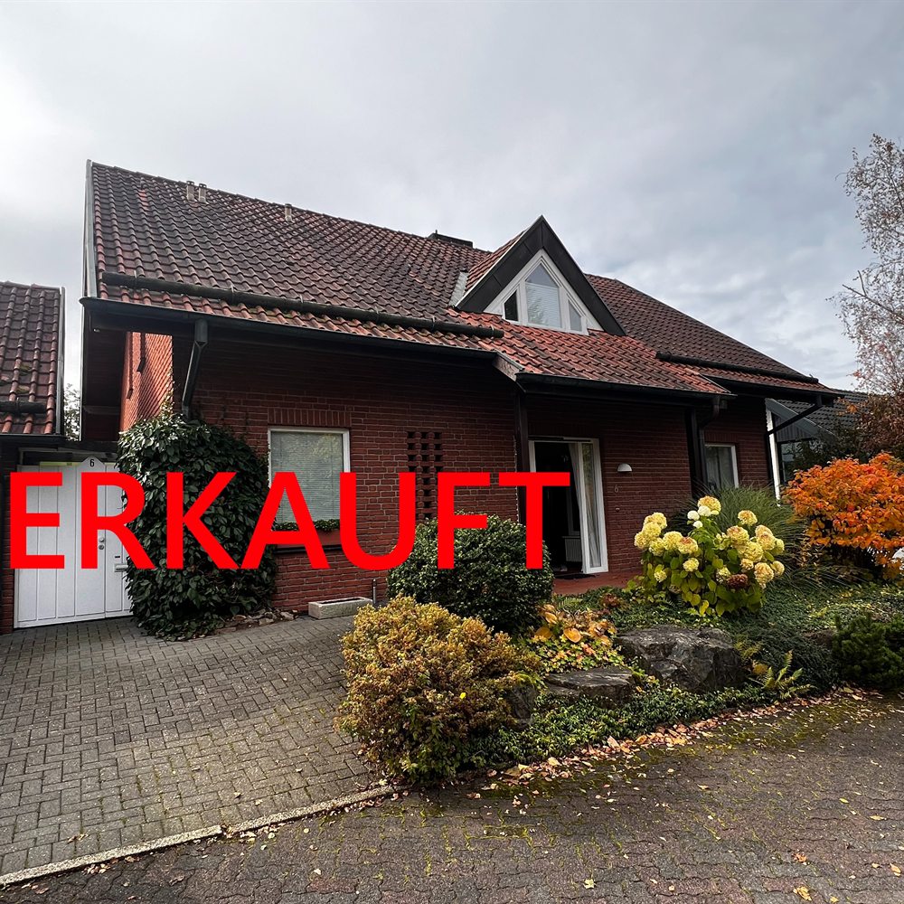 Referenzobjekt in 58553 Halver: Backsteinhaus mit Walmdach, Gauben und Vorgarten
