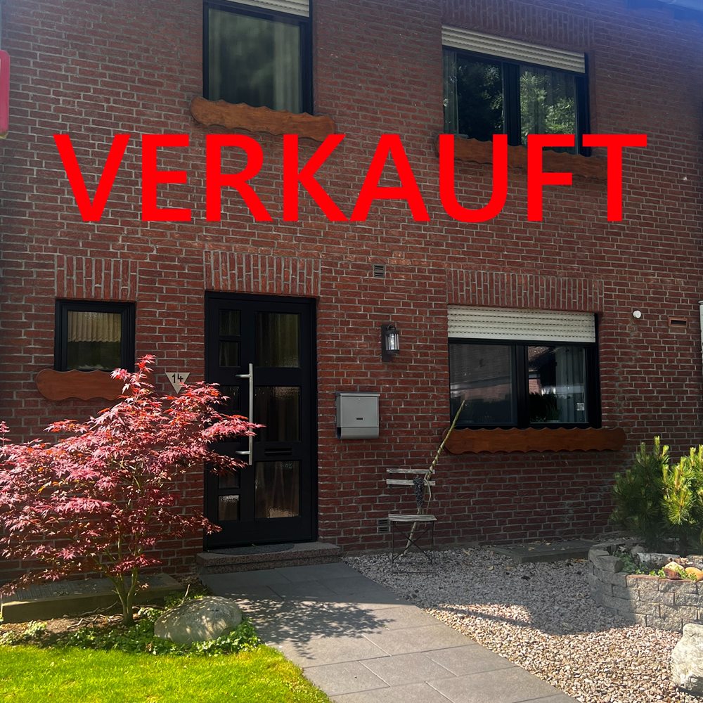 Referenzobjekt in 47533 Kleve: Stadthaus in rotem Backstein mit schwarzem Hauseingang