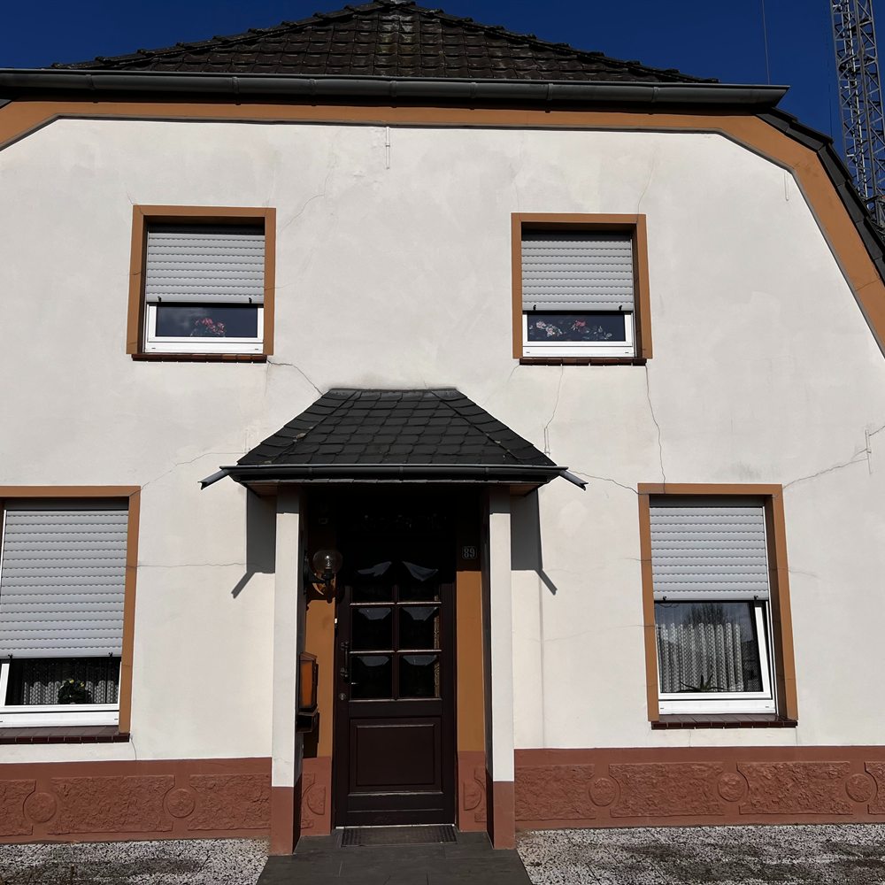 Referenzobjekt in 47574 Goch: Wohnhaus mit heller Fassade und Eingangsvordach